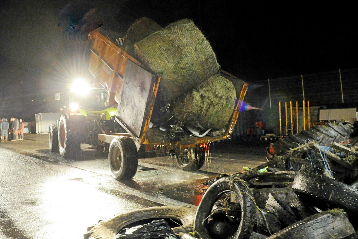 Les agriculteurs restent mobilisés, comme ici, à Tarbes, devant un supermarché, dans la nuit du vendredi 16 au samedi 17 février.  - Credit:Fernand Fourcade/SIPA / SIPA / Fernand Fourcade/SIPA