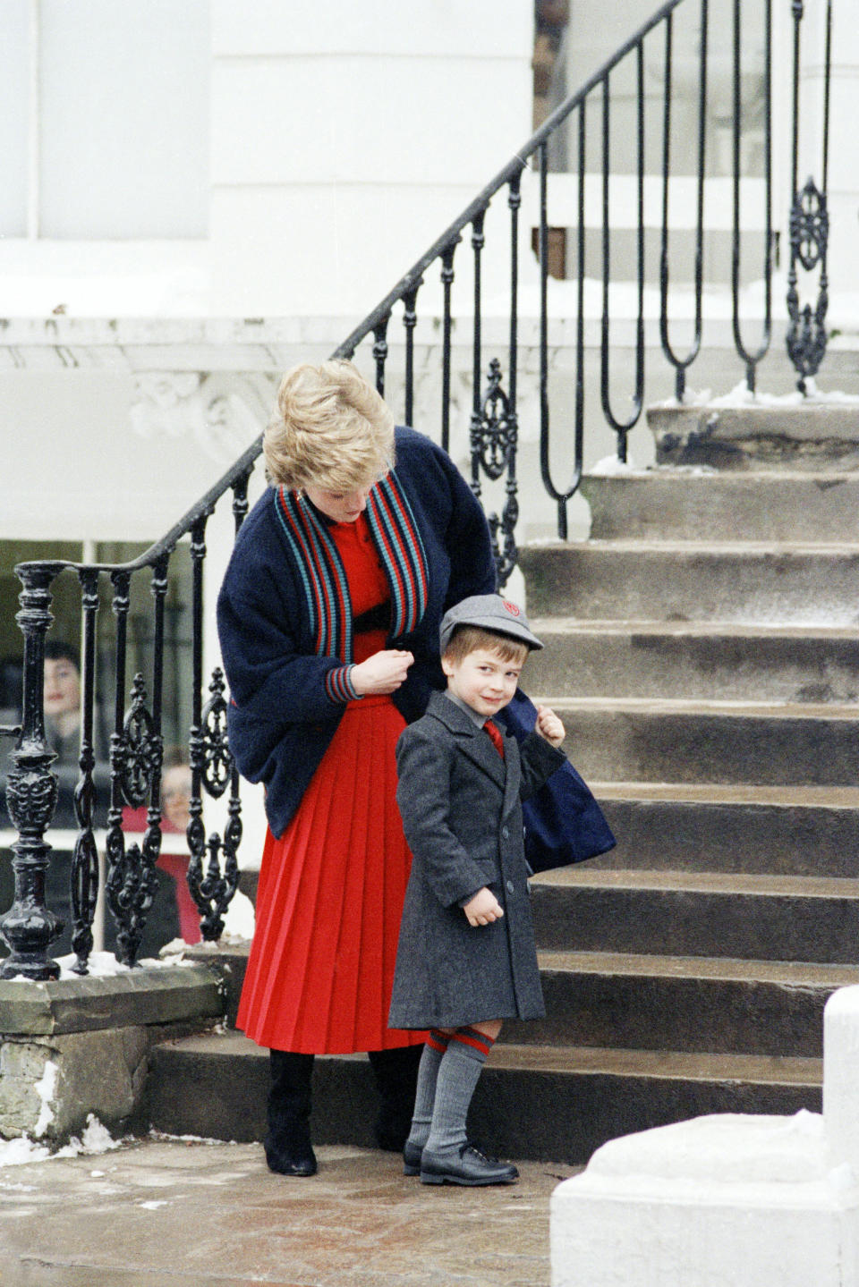 ARCHIVO - El príncipe Guillermo sostiene la mano de su madre, la princesa Diana, al llegar el primer día a su nueva escuela, Wetherby School, el 15 de enero de 1987 en Londres. (Foto AP, archivo)