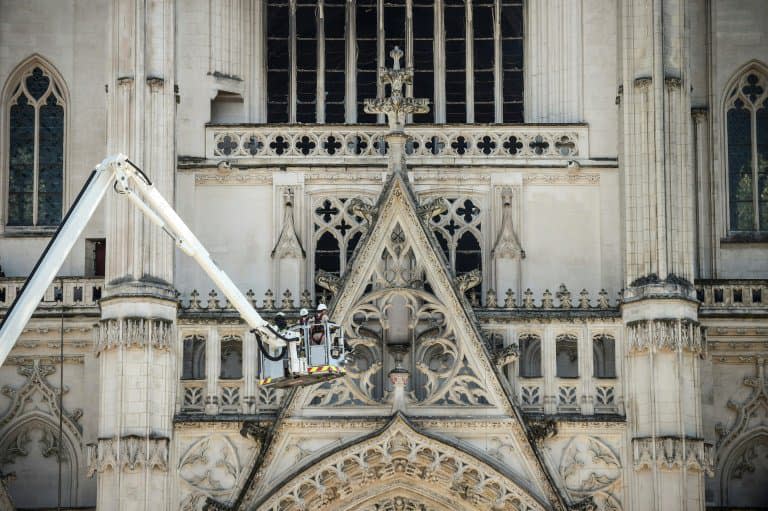 Des pompiers sur une grue après un incendie dans la cathédrale de Nantes, le 18 juillet 2020  - Sebastien SALOM-GOMIS © 2019 AFP