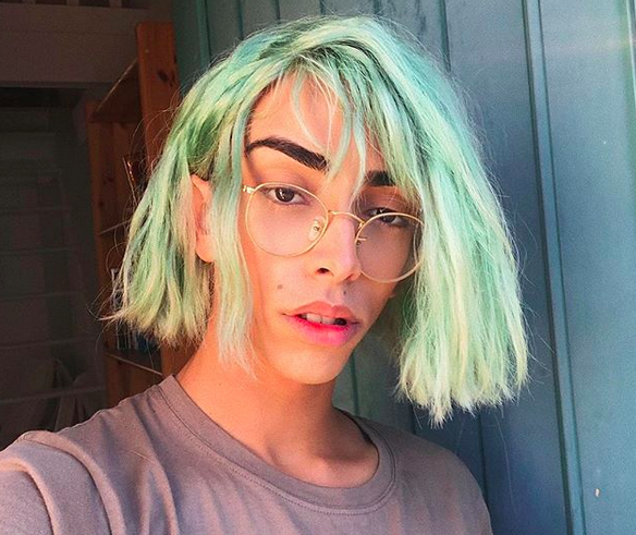 <p>Bilal Hassani fait son coming-out le 23 juin 2017 sur les réseaux sociaux. Le lendemain, il s’affiche à la Gay Pride de Paris. Les critiques et commentaires homophobes commencent alors à inonder les réseaux sociaux du jeune homme, qu’il dénonce dans une série de vidéos : “Je réponds aux méchants commentaires”. Sa sexualité devient l’un des thèmes récurrents de sa chaîne, où il publie les vidéos “Je change de sexe ?” et “Viré de mon lycée car je suis gay !” qui font des dizaines de miliers de vues. Cette dernière a été visionnée 3,5 millions de fois à l’heure actuelle. (crédit Instagram Bilal Hassani) </p>