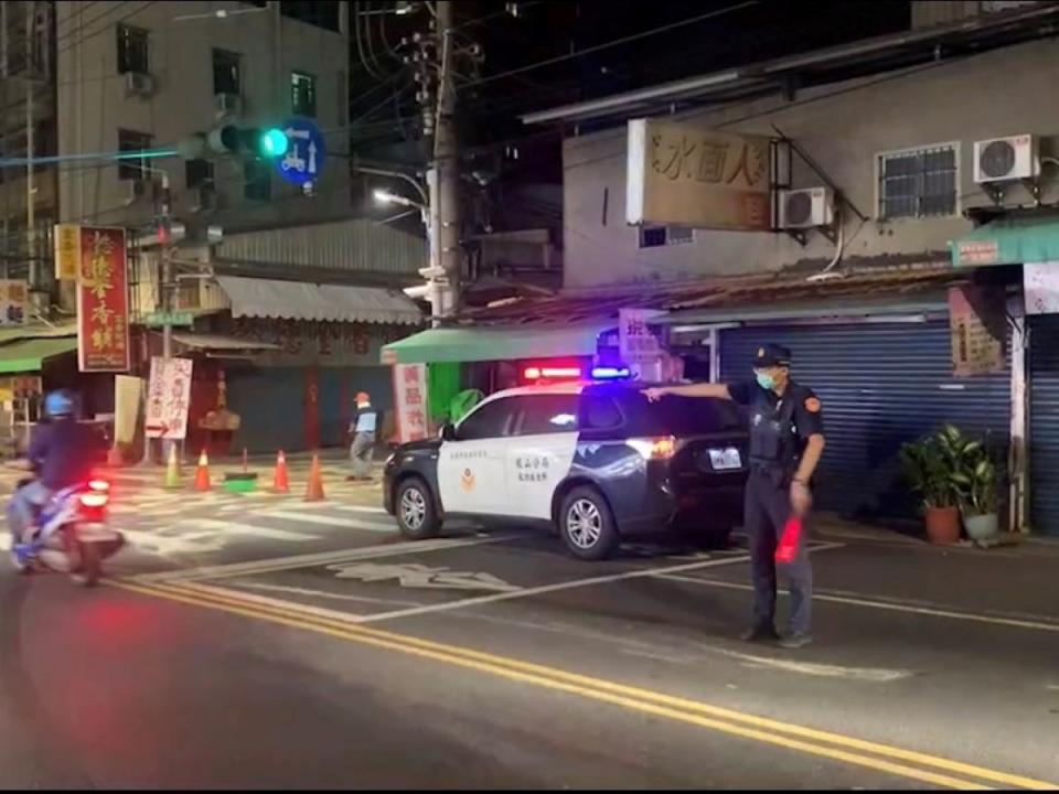 為避免用路人發生危險，警方在現場放置交通錐並派員警現場警戒。（圖：鳳山分局提供）