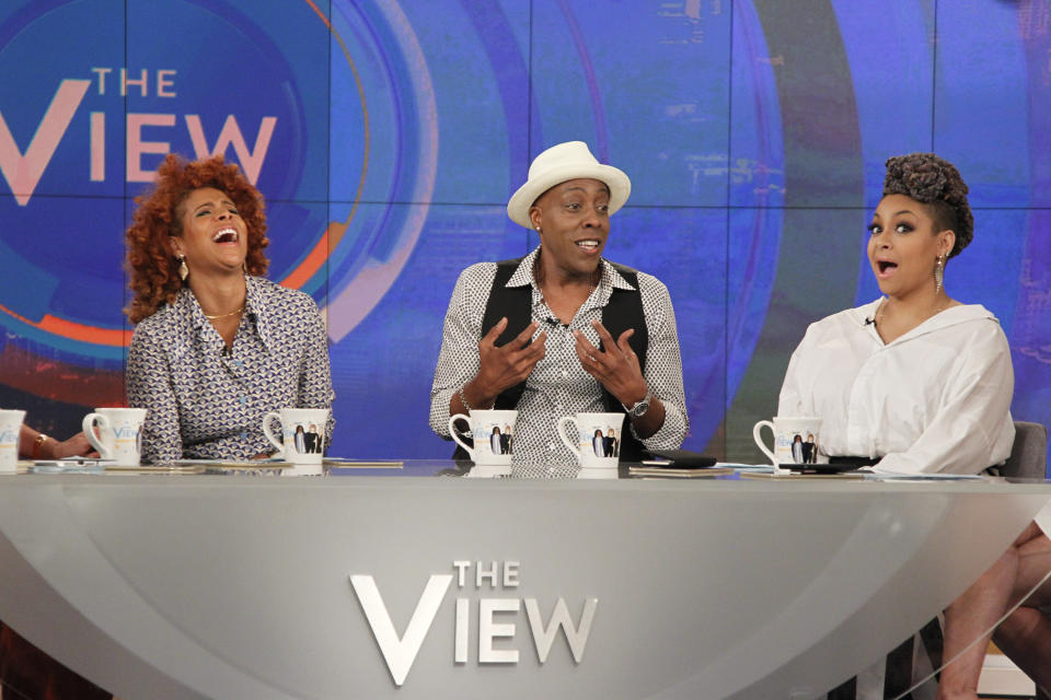 Raven-Symon&eacute; with guests&nbsp;Arsenio Hall and&nbsp;Kelis on "The View." (Photo: Lou Rocco via Getty Images)