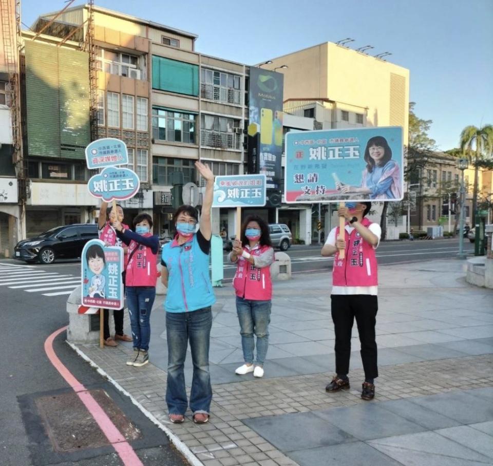 國民黨中西北區議員正舉辦初選民調，女將姚正玉告急，在路邊大聲疾呼搶救。（姚正玉提供）