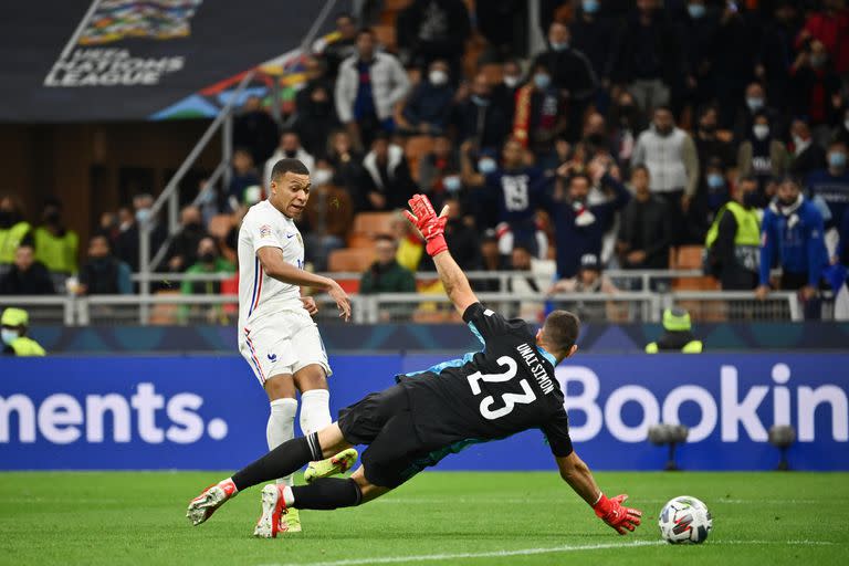 La definición del francés Kylian Mbappe en la final de la Liga de Naciones de la UEFA ante España, que tanta polémica desató. 