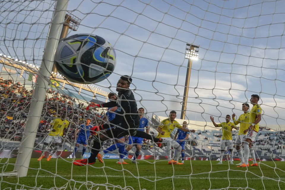 Italy's Cesare Casadei, third from left, scores his side's opening goal against Colombia during a FIFA U-20 World Cup quarterfinal soccer match at the Bicentenario stadium in San Juan, Argentina, Saturday, June 3, 2023. (AP Photo/Natacha Pisarenko)