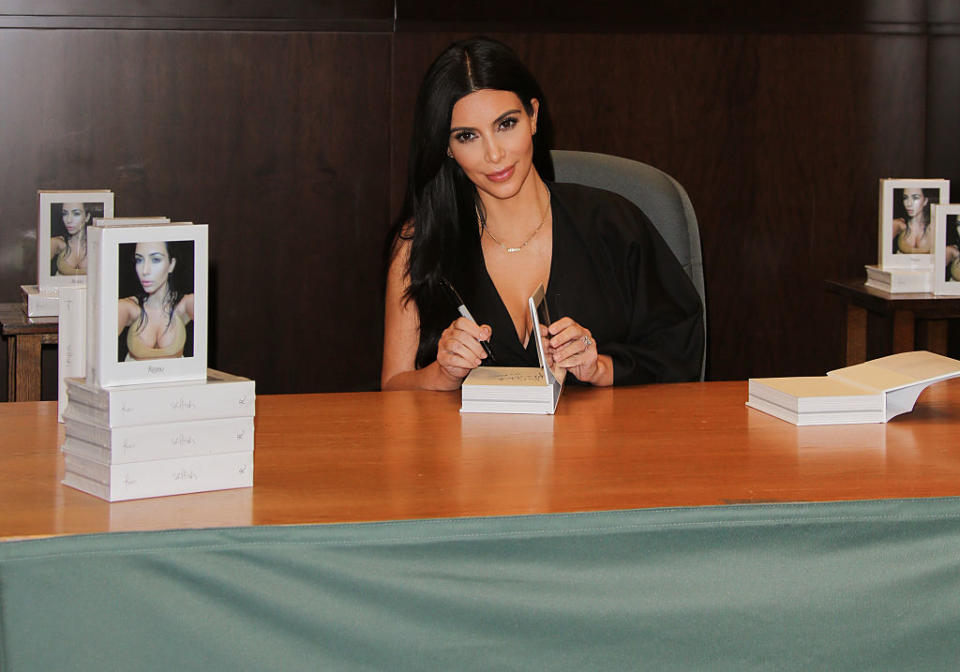 Elle publie un livre au succès mitigé. Lorsque sort, en 2015, Selfish, son ouvrage qui rassemble une multitude d’autoportraits, Kim Kardashian a fait face à des choix cornéliens. Elle a dû sélectionner quelques centaines de selfies parmi les 2.000 qu’elle avait en stock. Elle n’a peut-être pas choisi les bons puisque son album ne s’est vendu qu’à 125.000 exemplaires à travers le monde. © Paul Archuleta/FilmMagic