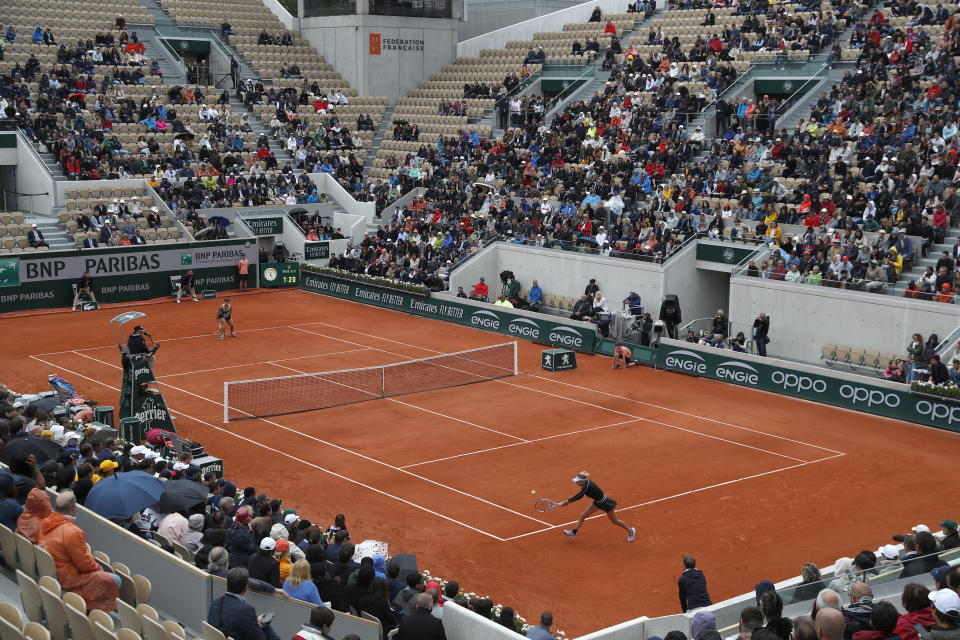 Amanda Anisimova of the U.S., right, plays a shot against Australia's Ashleigh Barty on Suzanne Lenglen court during their semifinal match of the French Open tennis tournament at the Roland Garros stadium in Paris, Friday, June 7, 2019. (AP Photo/Pavel Golovkin)