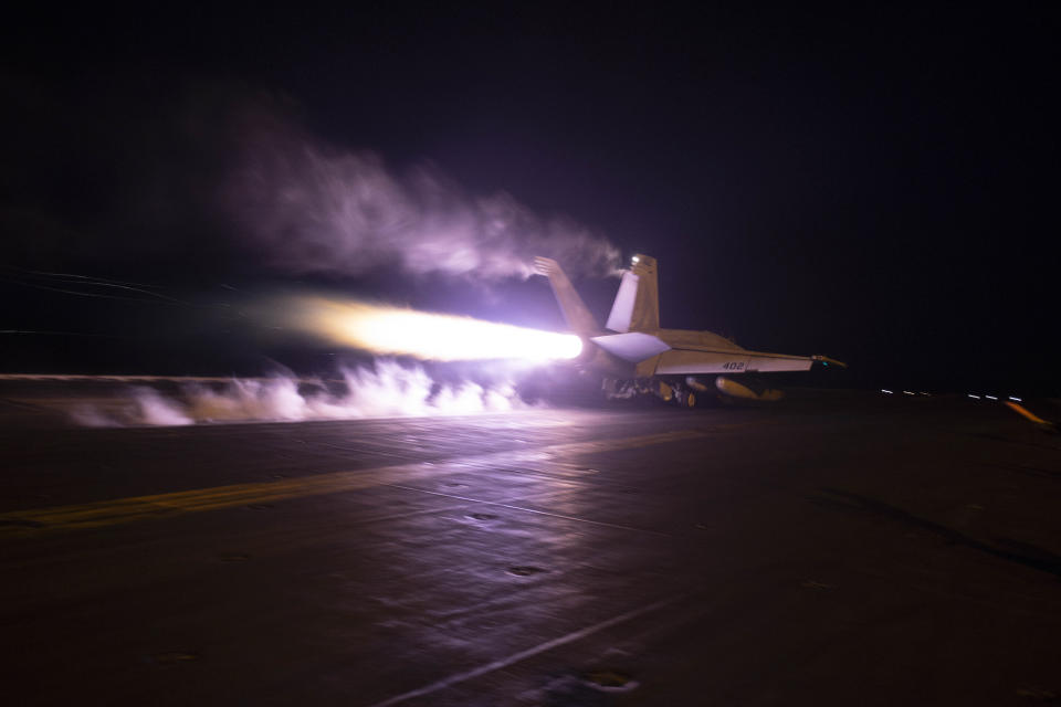 Esta imagen proporcionada por la Armada estadounidense muestra una aeronave despegando del USS Dwight D. Eisenhower (CVN 69) en operaciones aéreas en el mar Rojo el 22 de enero de 2024. (Kaitlin Watt/U.S. Navy vía AP)