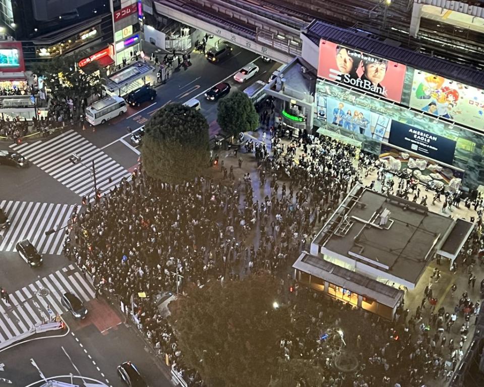 日本東京澀谷街頭 29 日晚間聚集大量人潮。   圖: 翻攝自 Andy Milonakis  推特