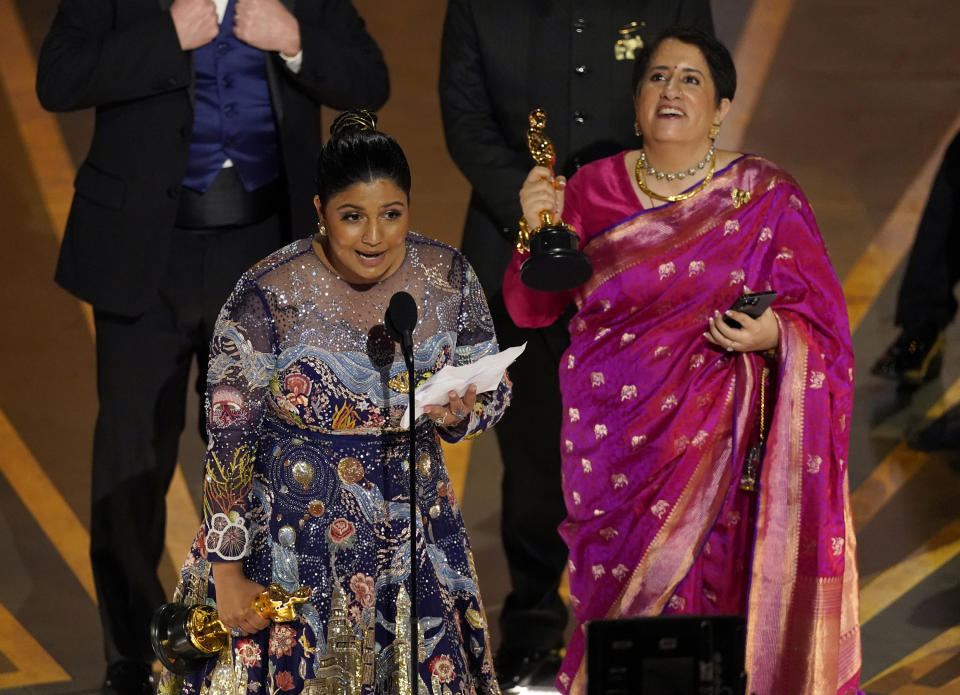 Kartiki Gonsalves, izquierda, y Guneet Monga reciben el premio a mejor cortometraje documental por "The Elephant Whisperers" en los Oscar el domingo 12 de marzo de 2023 en el Teatro Dolby en Los Angeles. (Foto AP/Chris Pizzello)