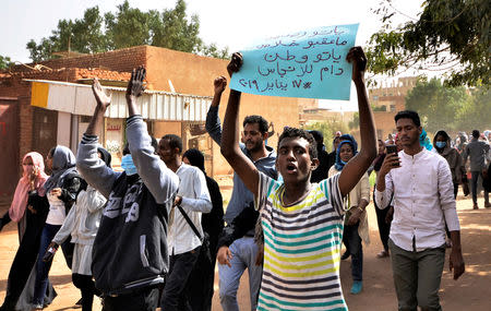 Sudanese demonstrators chant slogans as they participate in anti-government protests in Khartoum, Sudan January 17, 2019. REUTERS/Mohamed Nureldin Abdallah