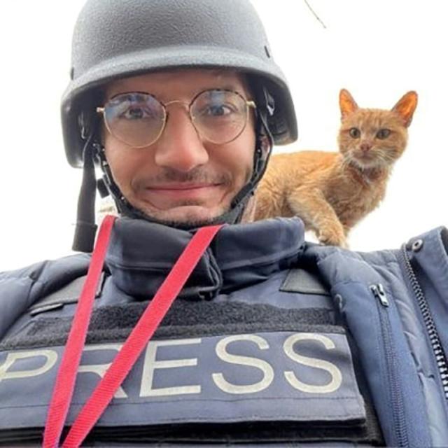 Un selfie du journaliste de l'AFP Arman Soldin lors d'une mission pour l'AFP en Ukraine, avec un chat sur l'épaule, date inconnue