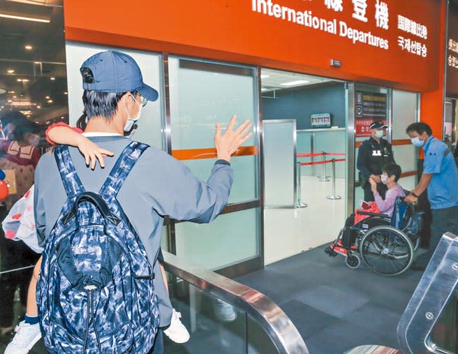 江宏傑昨被直擊帶著一雙兒女、江爸等人現身機場，特地為福原千代（小愛媽）送行返回日本。（盧禕祺攝）