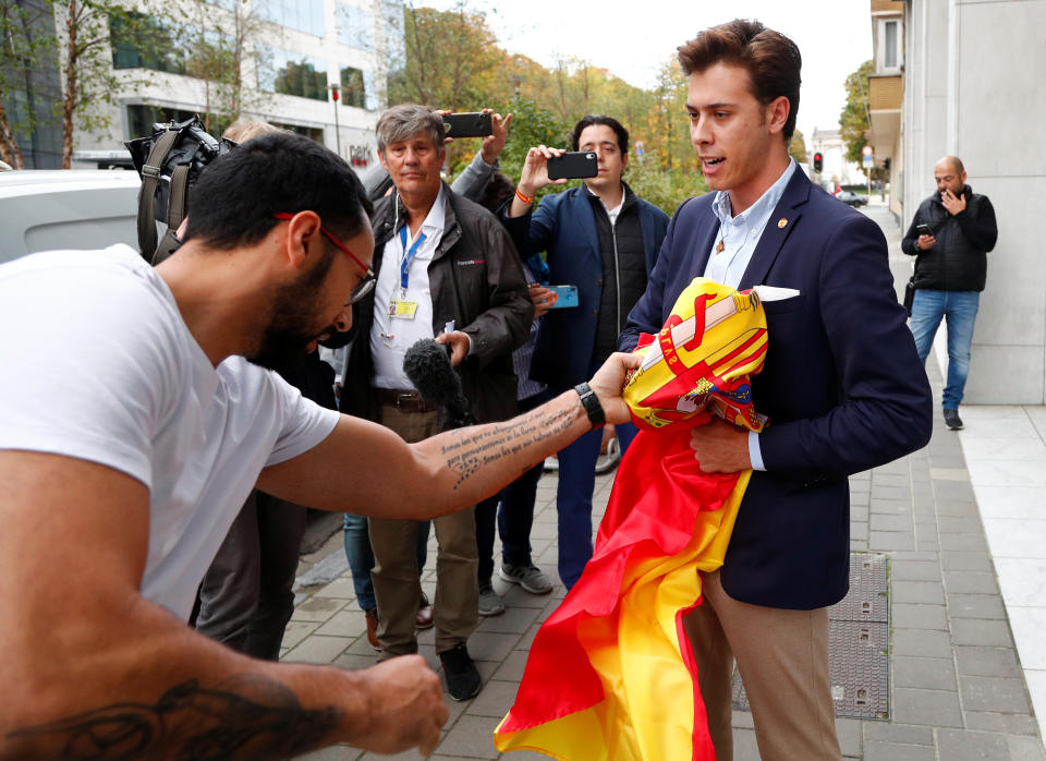 Un pro-independentista intenta arrebatar la bandera española a un miembro de Vox (REUTERS/Francois Lenoir)