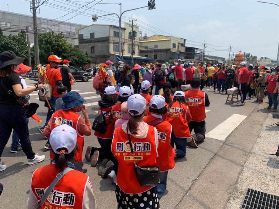 罷免陳柏惟團隊，向媽祖祝願祈福罷免順利。(圖/罷免陳柏惟 臉書粉專)