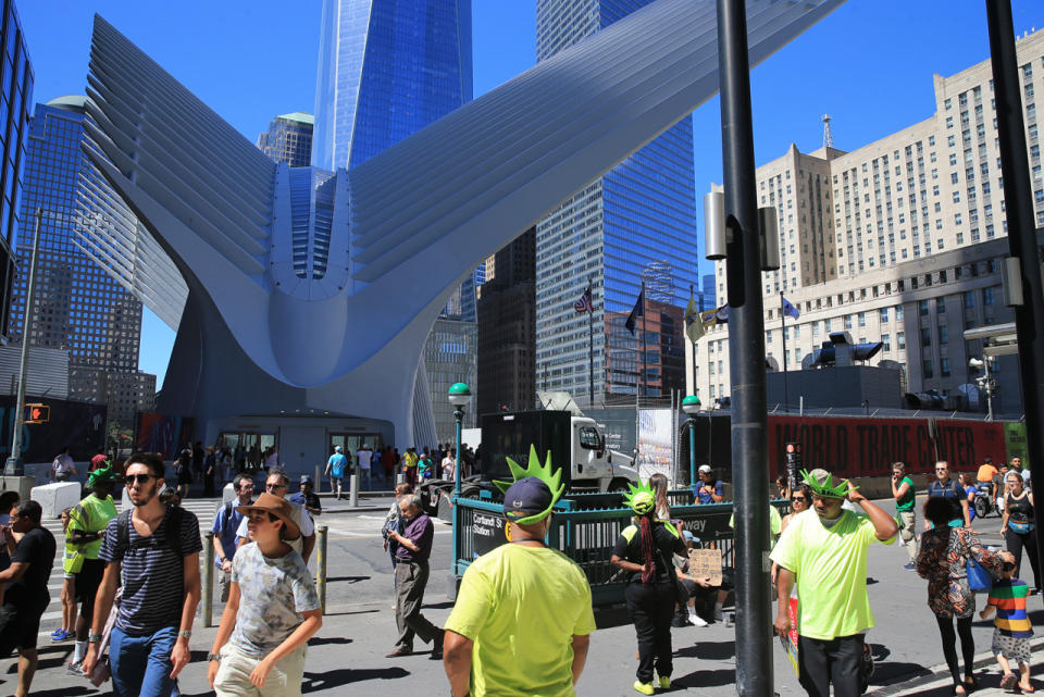 <p>Vendedores atraen turistas a lo largo de la calle Church en la reciente apertura del World Trade Center Transportation Hub en New York, 23 de Agosto, 2016. (Gordon Donovan/Yahoo News)</p>