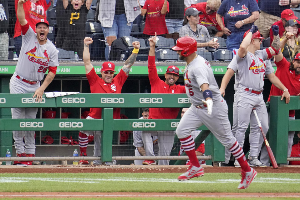 Albert Pujols corre las bases frente al dugout de los Cardenales de San Luis tras conectar su 697mo jonrón en el encuentro ante los Piratas de Pittsburgh el domingo 11 de septiembre del 2022. (AP Foto/Gene J. Puskar)