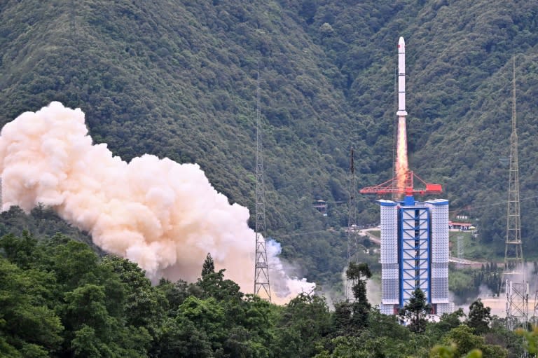 Un cohete chino Larga Marcha 2-C, que transporta el satélite francochino que tiene que detectar brotes de rayos gamma en el espacio, despega de la base espacial de Xichang, en el suroeste de China, el 22 de junio de 2024 (ADEK BERRY)