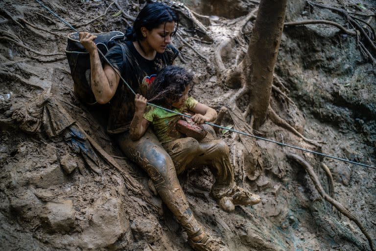 Una mujer en su camino a EE.UU. en la peligrosa selva del Darién. (Federico Rios/The New York Times)