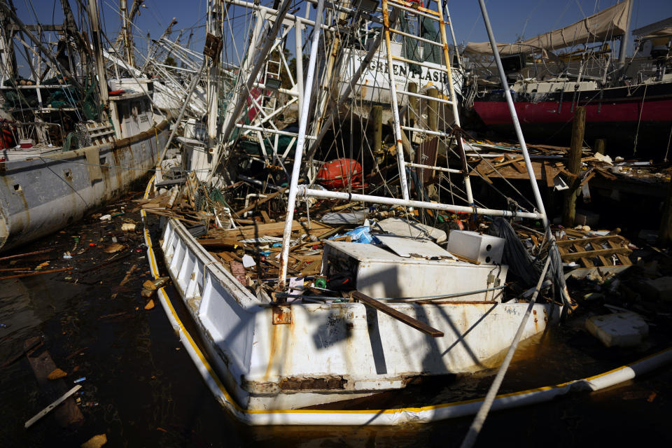 Vista de los destrozos causados en el sector pesquero por el Huracán Ian en Fort Myers Beach (Florida), en foto del 7 de octubre del 2022. (AP Photo/Rebecca Blackwell)