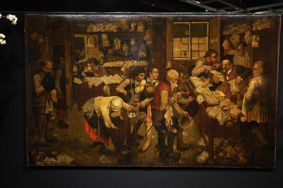 La pintura “Pago de las cuotas anuales” conocida también como “El abogado del pueblo” de Pieter Brueghel el Joven (posiblemente creada entre 1615 y 1617), el lunes 27 de marzo de 2023 en la casa de subastas Drouot en París. Una de las obras de mayor tamaño conocidas del pintor flamenco Pieter Brueghel el Joven, cuyo descubrimiento detrás de la puerta de la sala de televisión de una casa en el norte de Francia asombró al mundo del arte, se vendió en 780.000 euros (845.000 dólares) en una subasta en París. (Foto AP/Michel Euler)