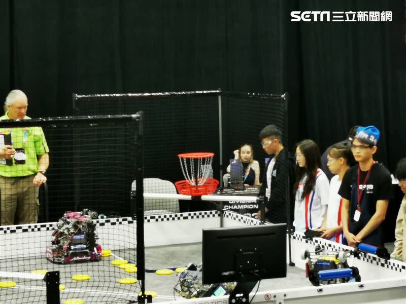 66799G隊的競賽機器人共設有八個馬達，光是底盤就有四個，讓機器人能多方向移動。（圖／翻攝畫面）