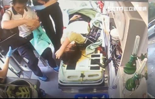  黃秀芳立委身上多處挫傷，與司機搭上救護車。（圖／翻攝畫面）