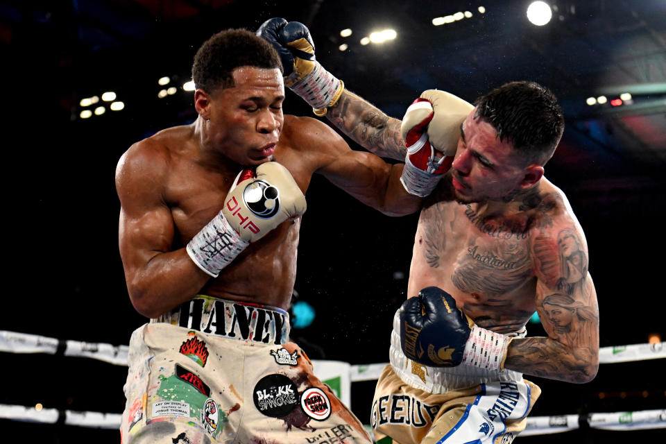 Devin Haney de los EE. UU. (L) pelea con el australiano George Kambosos (R) durante su combate de boxeo por el título de peso ligero en Melbourne el 5 de junio de 2022. - -- IMAGEN RESTRINGIDA PARA USO EDITORIAL - ESTRICTAMENTE SIN USO COMERCIAL -- ( Foto de William WEST / AFP) / -- IMAGEN RESTRINGIDA A USO EDITORIAL - ESTRICTAMENTE SIN USO COMERCIAL -- (Foto de WILLIAM WEST/AFP a través de Getty Images)