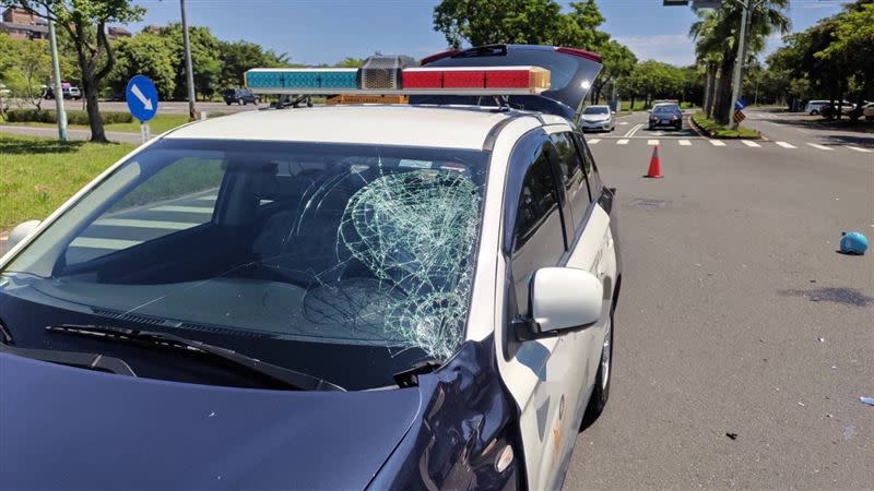 廖員駕駛巡邏車押解人犯，和一輛闖紅燈的機車發生車禍。（圖／翻攝畫面）