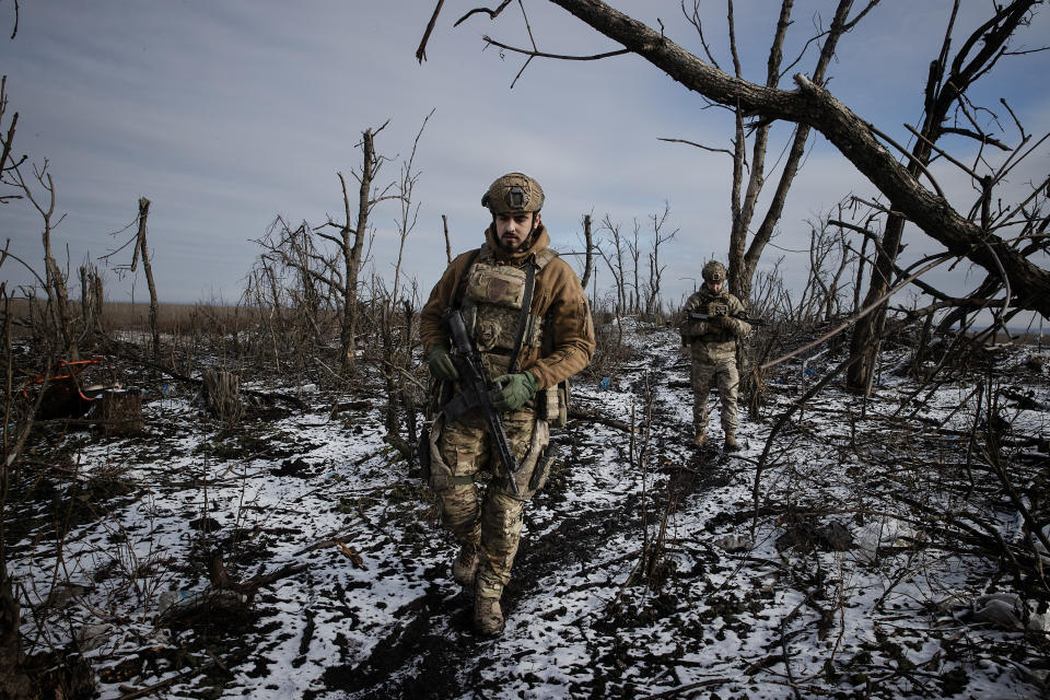 Soldados ucranianos a las afueras de Bajmut, en la región del Dombás, al este de Ucrania, el 29 de enero de 2024. (Tyler Hicks/The New York Times).