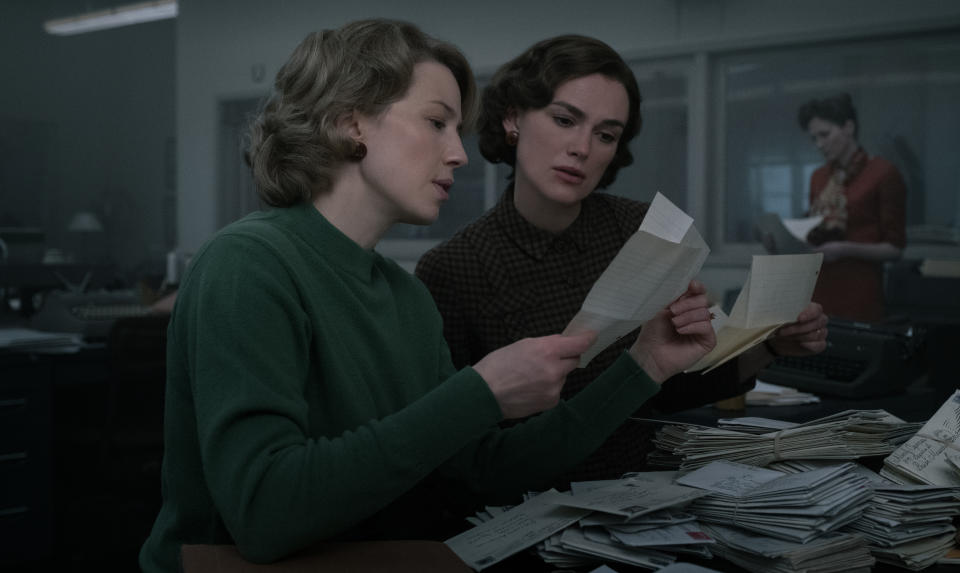 (L-R): Carrie Coon as Jean Cole and Keira Knightley as Loretta McLaughlin in 20th Century Studios&#39; BOSTON STRANGLER, exclusively on Hulu. (Photo by Claire Folger)