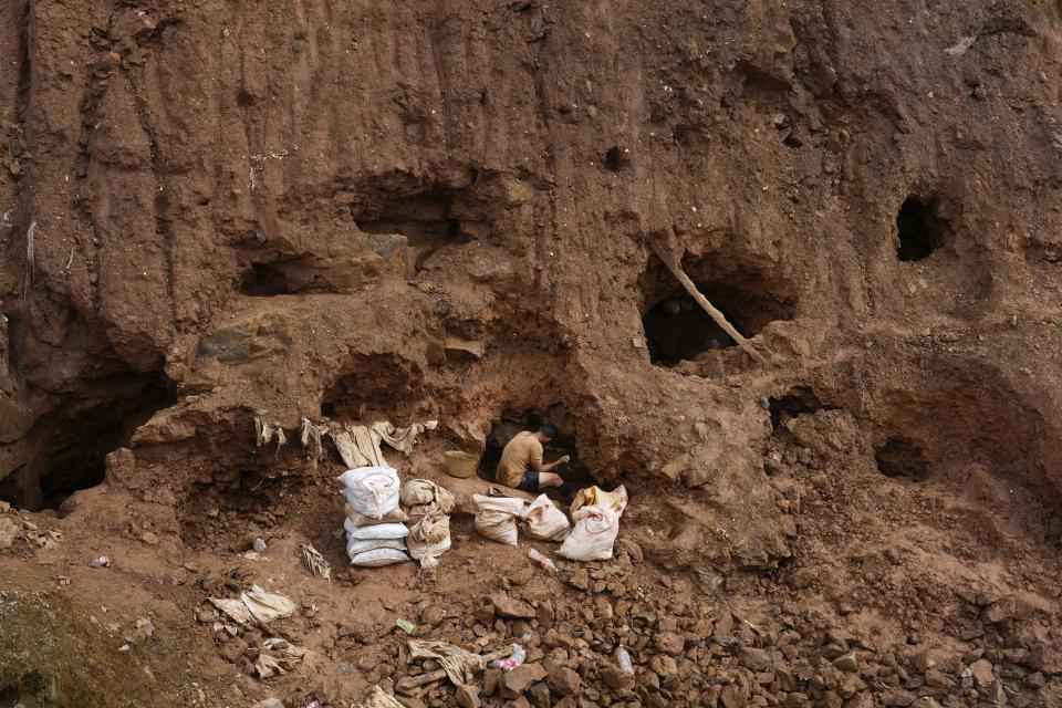委內瑞拉礦工工作條件惡劣 (AP Photo/Matias Delacroix)