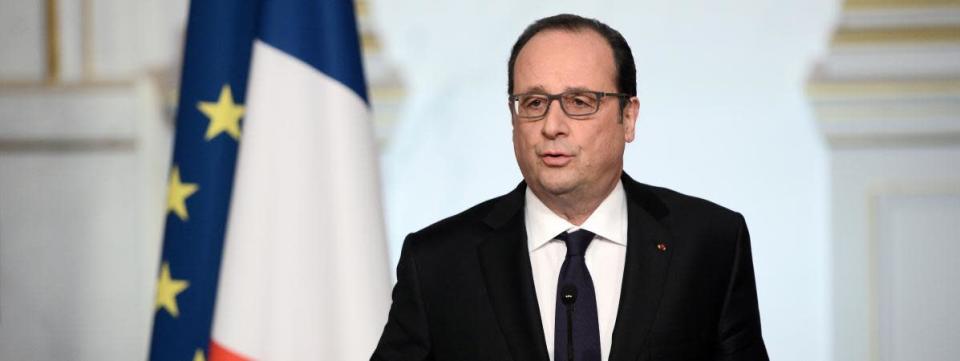 <p>Après plusieurs mois de controverse, François Hollande annonce, le 30 mars, renoncer à une réforme constitutionnelle qui prévoyait notamment la déchéance de nationalité. Le président de la République l’avait proposée après les attentats du 13 novembre 2015. Il affirmera finalement début décembre qu’avoir fait cette proposition est “<i>le seul regret</i>” de son mandat présidentiel.</p>