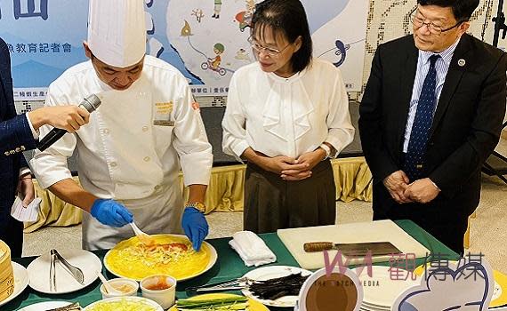 （觀傳媒雲林新聞）【記者簡勇鵬、蘇峯毅／雲林報導】透過雲林縣政府媒合牽線，雲林縣第二鰻蝦生產合作社與劍湖山渡假大飯店合作推出雲林在地鰻魚特色料理，4日於劍湖山渡假大飯店蔚藍餐廳舉辦『鰻遊劍湖山』113年雲林縣鰻魚行銷推廣暨食魚教育記者會，現場由副縣長謝淑亞與劍湖山渡假大飯店-總經理曾慶欑及雲林縣第二鰻蝦生產合作社-理事主席林欲達，三方單位代表簽署合作備忘錄(MOU)，共同行銷國產鰻魚，立下新的產業合作典範。