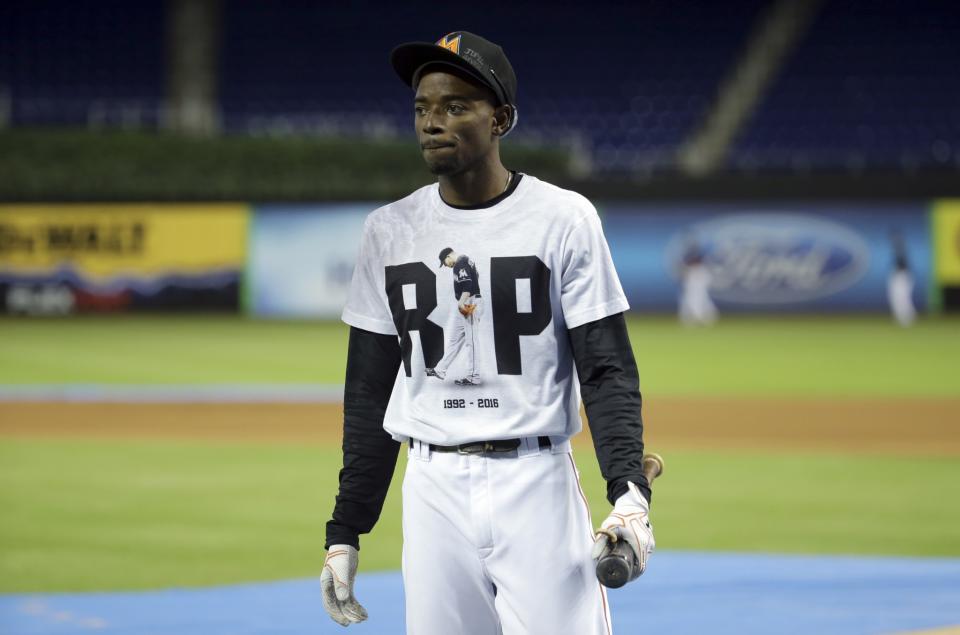 <p>Miami Marlins second baseman Dee Gordon wears a T-shirt reading RIP in honor of pitcher Jose Fernandez during batting practice before a baseball game against the New York Mets, Monday, Sept. 26, 2016, in Miami. Fernandez was killed in a boating accident early Sunday. (AP Photo/Lynne Sladky) </p>