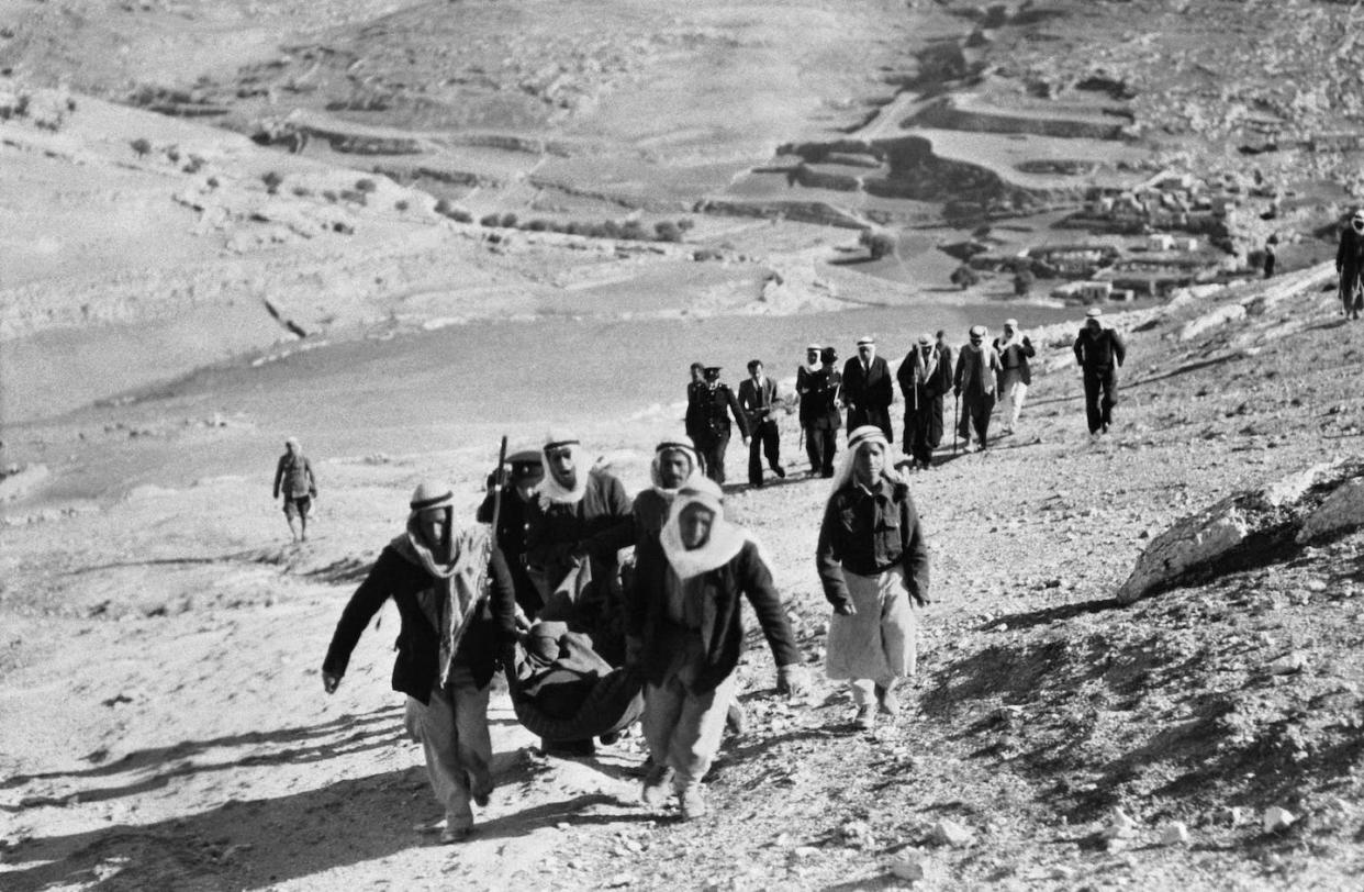 Palestinians leave their Jerusalem neighborhood during the 1948 Arab-Israeli War. <a href="https://www.gettyimages.com/detail/news-photo/picture-released-in-january-1948-shows-palestinian-arabs-news-photo/1252040931?adppopup=true" rel="nofollow noopener" target="_blank" data-ylk="slk:Intercontinentale/AFP via Getty Images;elm:context_link;itc:0;sec:content-canvas" class="link ">Intercontinentale/AFP via Getty Images</a>