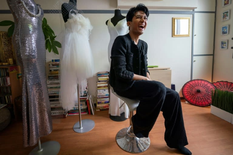 Le styliste Shibuya Zarny, ancien réfugié birman, lors d'un entretien avec l'AFP dans son atelier à Tokyo le 23 mai 2024 (Kazuhiro NOGI)