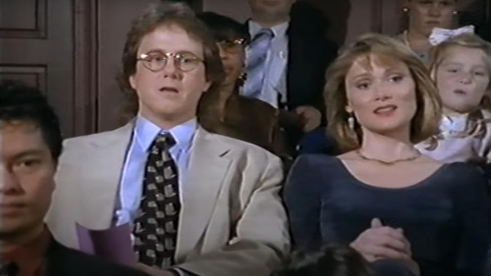 Harry Anderson and DeLane Matthews sitting at a piano recital in Dave's World.