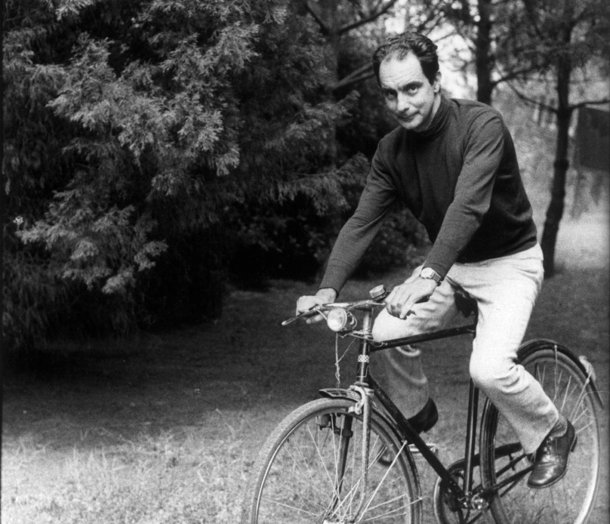 Italo Calvino en bicicleta en 1970. <a href="https://commons.wikimedia.org/wiki/File:Italo_Calvino_bike.jpg" rel="nofollow noopener" target="_blank" data-ylk="slk:Wikimedia Commons;elm:context_link;itc:0;sec:content-canvas" class="link ">Wikimedia Commons</a>