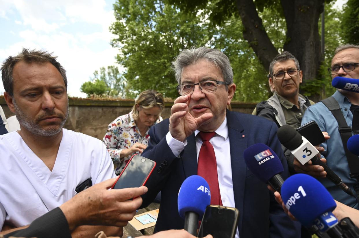 Jean-Luc Mélenchon avec la presse devant le Nouvel hôpital civil (NHC) mercredi 25 mai à Strasbourg. - Frederick FLORIN / AFP