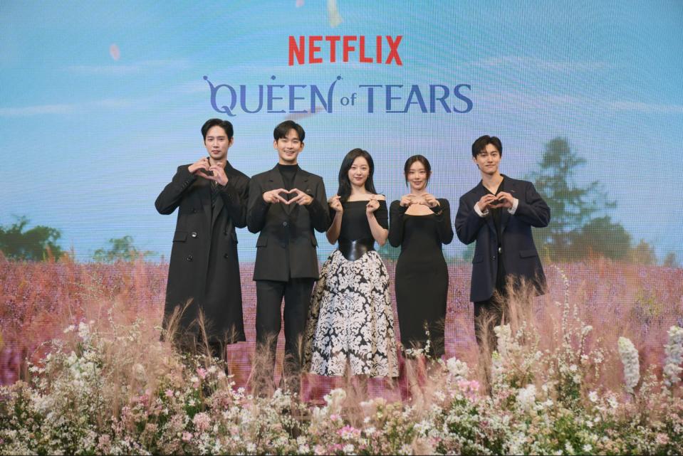 朴成焄（左起）、金秀賢、金智媛、李主儐、郭東延出席《淚之女王》上線記者會。Netflix提供