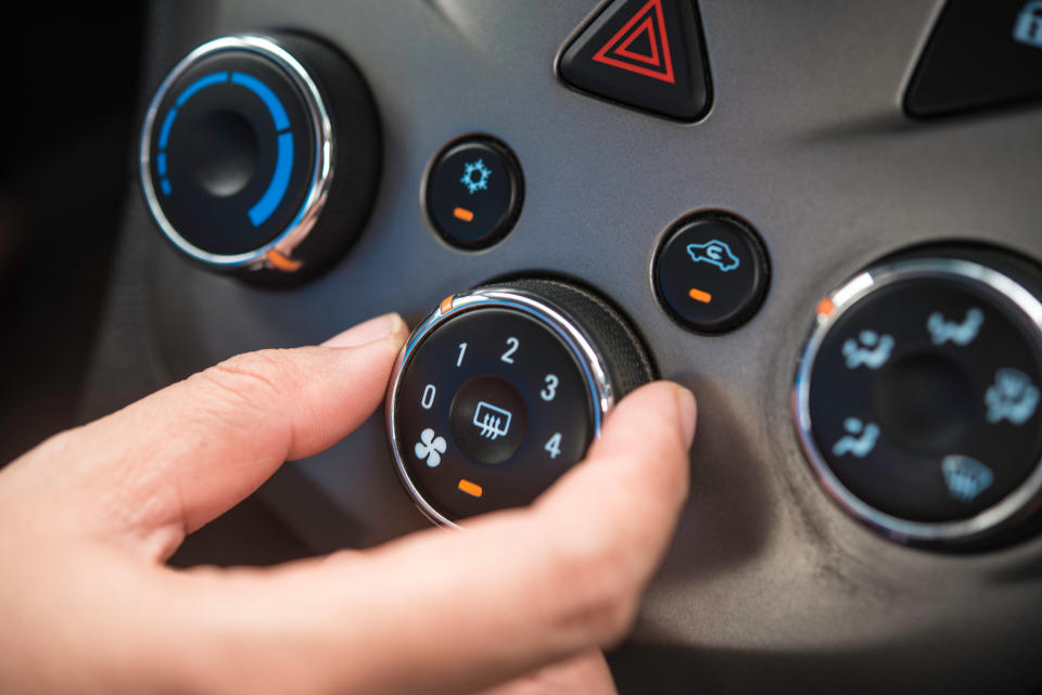 Aumentar a velocidade do ar n&amp;atilde;o necessariamente reduz a temperatura no carro. (Photo: Atit Phetmuangtong / EyeEm via Getty Images)