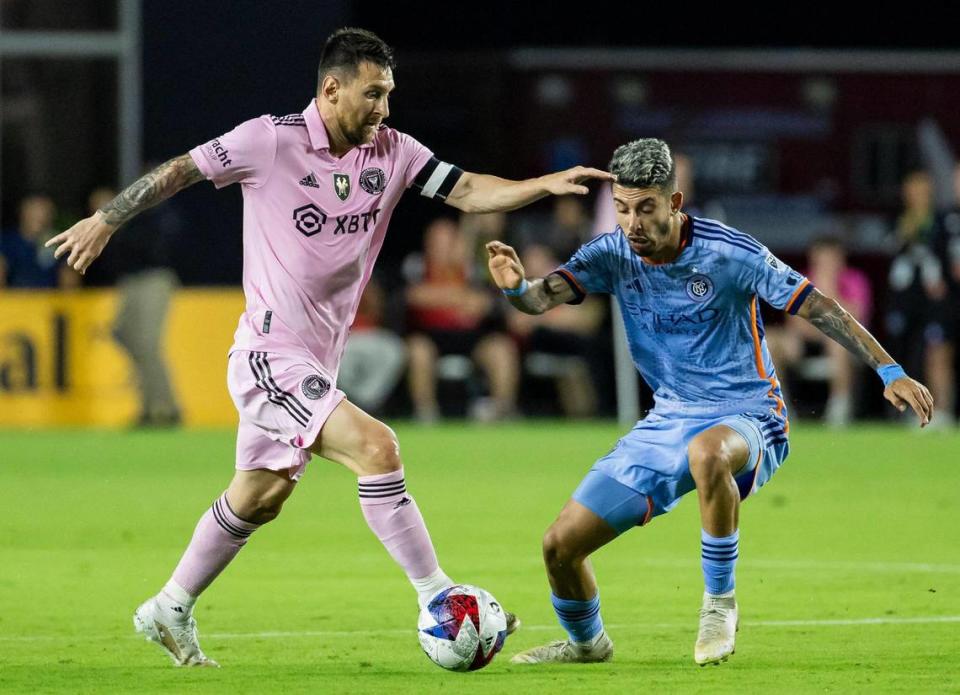 Inter Miami forward Lionel Messi (10) runs with the ball as New York City FC midfielder Santiago Rodríguez (10) defends in the first half of their Noche d’Or soccer match at DRV PNK Stadium on Friday, Nov. 10, 2023, in Fort Lauderdale, Fla. MATIAS J. OCNER/mocner@miamiherald.com