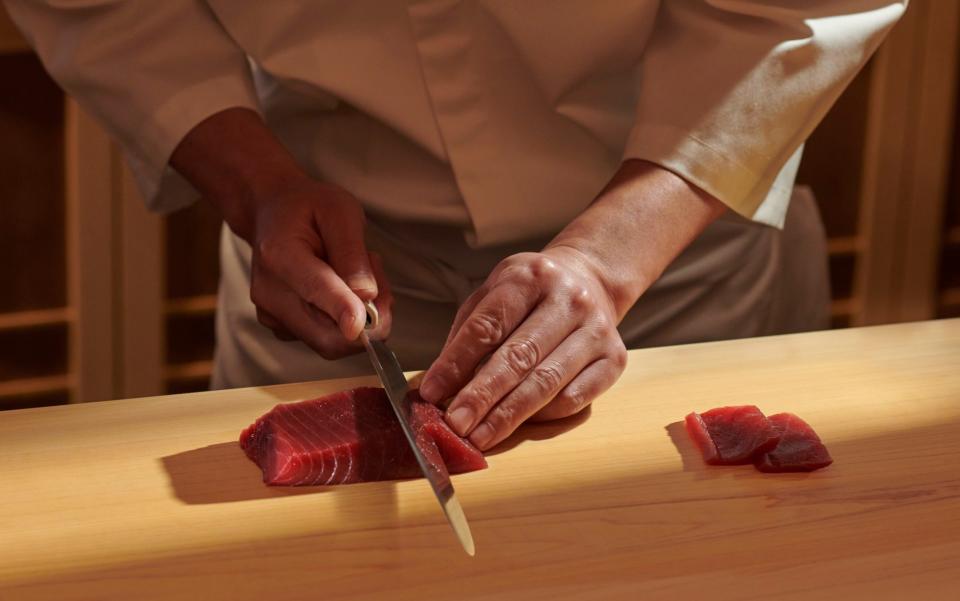Chef Kanesaka preparing tuna