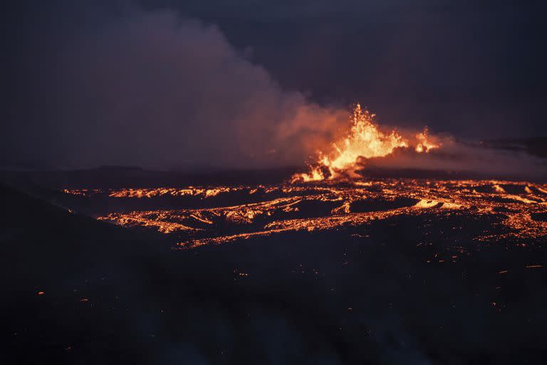 La lava emerge de una fisura del volcán Fagradalsfjall cerca de la montaña Litli-Hrútur