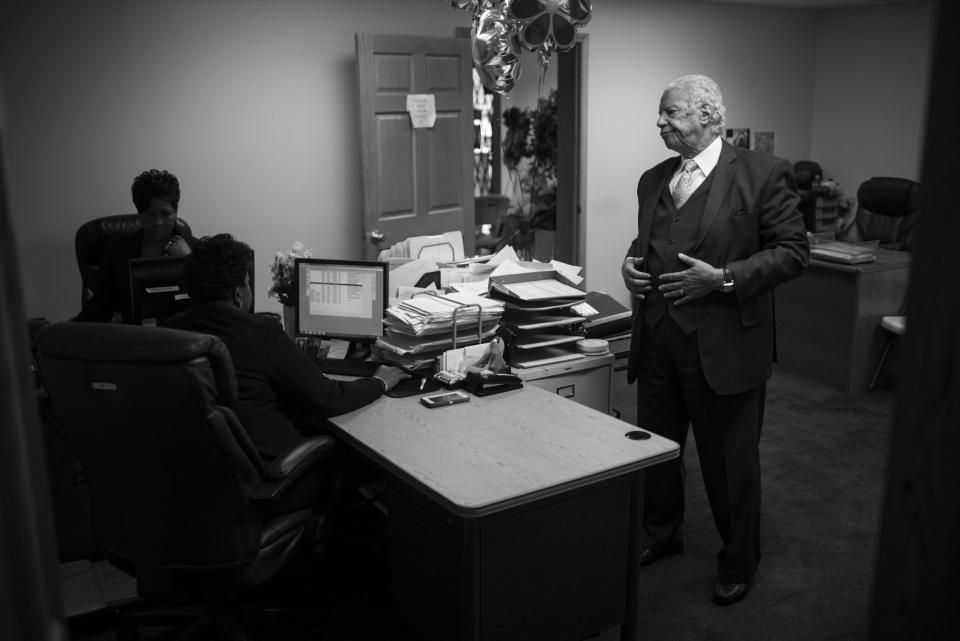 Spencer Leak Sr. consults with his staff before beginning day of funeral visitation and planning (Photo: Jon Lowenstein/NOOR for Yahoo News)