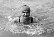 <p>Eiskalt und wetterfest: Die US-Amerikanerin Gertrude Ederle war die erste Frau, die den Ärmelkanal durchschwamm. Am 6. August 1926 benötigte sie dafür 14 Stunden und 32 Minuten - zwei Stunden weniger als der bisherige Weltrekordhalter. Die US-Amerikanerin ging als "Mrs. What for" in die Geschichte ein, weil sie sich trotz Regen und rauer See weigerte, zurück ins Boot zu steigen. (Bild: Topical Press Agency/Getty Images)</p> 