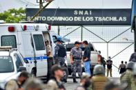 La police et l'armée appelées pour reprendre le contrôle de la prison de Bellavista, dans le département de Santo Domingo de los Tsachilas, en Equateur, le 9 mai 2022, après des émeutes qui ont fait 43 morts (AFP/Juan Carlos PEREZ)