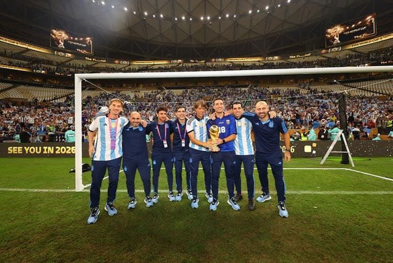 Lionel Scaloni y el cuerpo técnico del seleccionado argentino después de la victoria ante Brasil por 1-0, en el Maracaná, el 21 de noviembre de 2023, cuando el DT puso en duda su continuidad