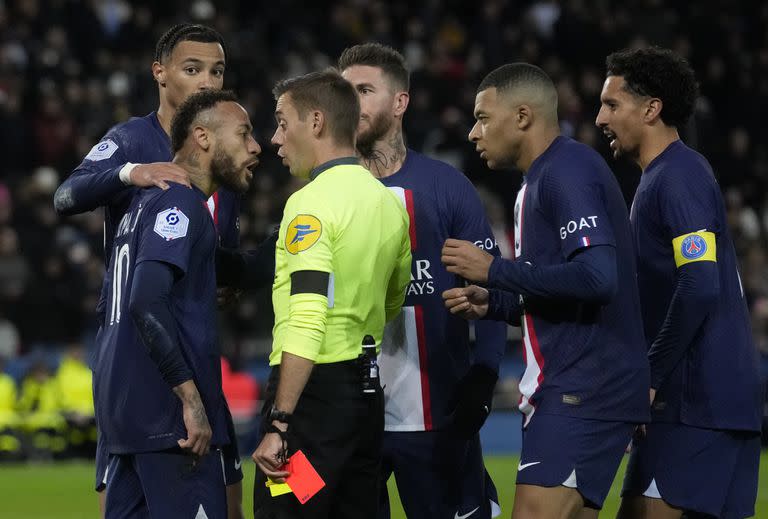 Neymar Jr enfrenta al referí, Clement Turpin, luego de que este le mostrara la tarjeta roja durante el partido entre  el   Paris Saint-Germain y Strasbourg en el  Parc des Princes en Paris, Miércoles 28 de diciembre 2022. (AP foto/Thibault Camus)